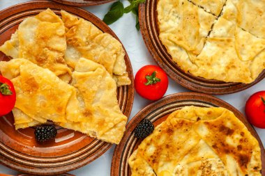 Romanya 'dan geleneksel kızarmış turta, patates, peynir ve lahana. Romanya yemekleri.