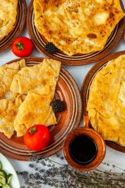 Romanya 'dan geleneksel kızarmış turta, patates, peynir ve lahana. Romanya yemekleri.