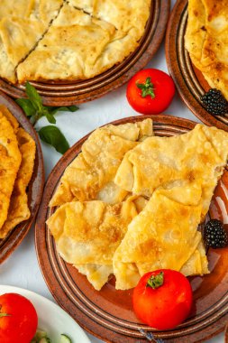 Romanya 'dan geleneksel kızarmış turta, patates, peynir ve lahana. Romanya yemekleri.