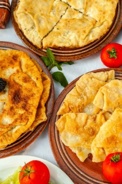 Romanya 'dan geleneksel kızarmış turta, patates, peynir ve lahana. Romanya yemekleri.