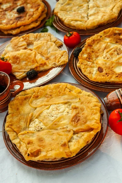 Torte Fritte Tradizionali Dalla Romania Con Patate Formaggio Cavolo Cibo — Foto Stock