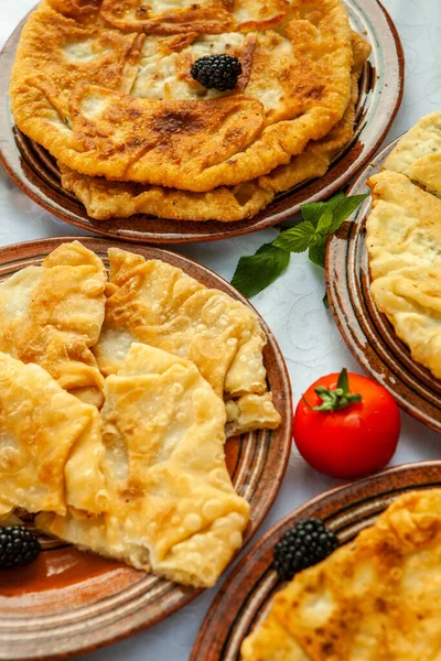 Pasteles Fritos Tradicionales Rumania Con Patatas Queso Col Comida Rumana — Foto de Stock