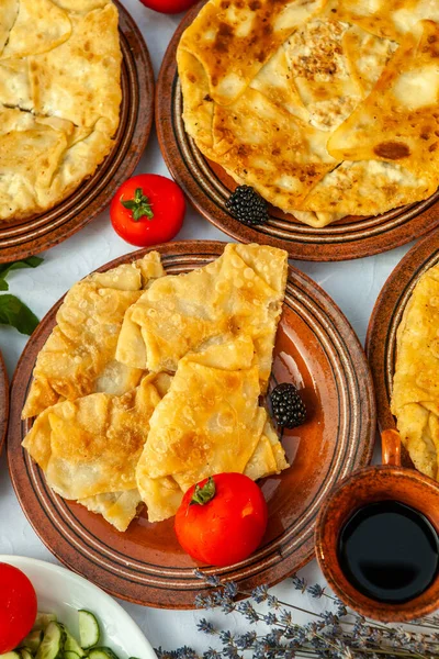 Tortas Fritas Tradicionais Romênia Com Batatas Queijo Repolho Comida Romena — Fotografia de Stock