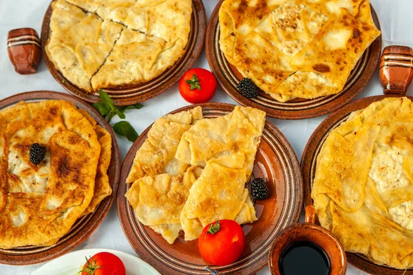 Romanya Dan Geleneksel Kızarmış Turta Patates Peynir Lahana Romanya Yemekleri — Stok fotoğraf