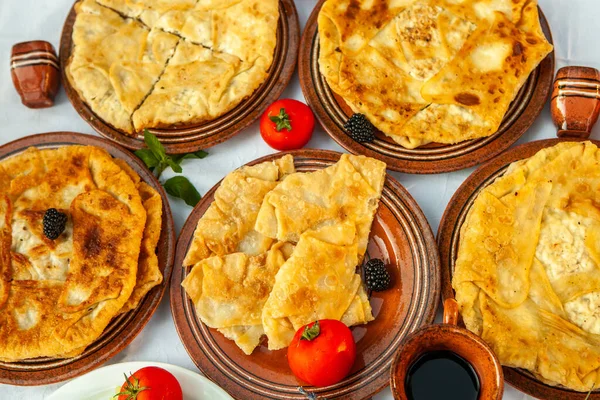 Tortas Fritas Tradicionais Romênia Com Batatas Queijo Repolho Comida Romena — Fotografia de Stock