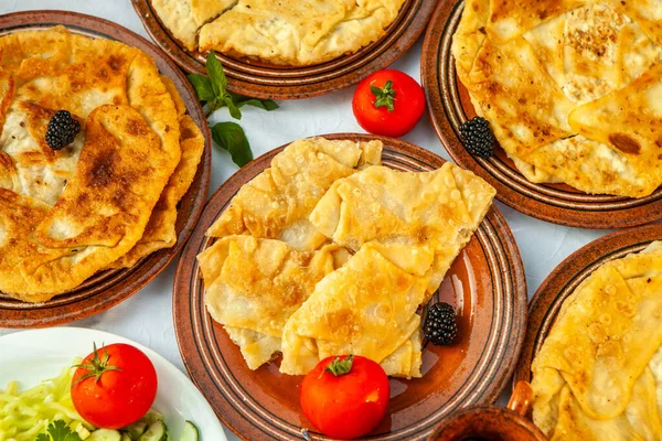 Tortas Fritas Tradicionais Romênia Com Batatas Queijo Repolho Comida Romena — Fotografia de Stock