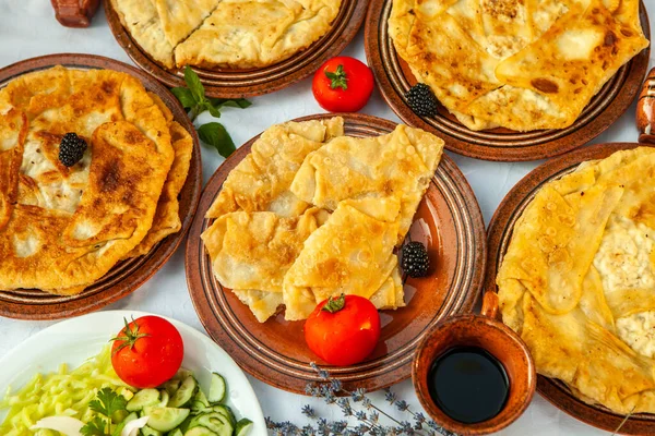 Tartes Traditionnelles Frites Roumanie Avec Pommes Terre Fromage Chou Alimentation — Photo