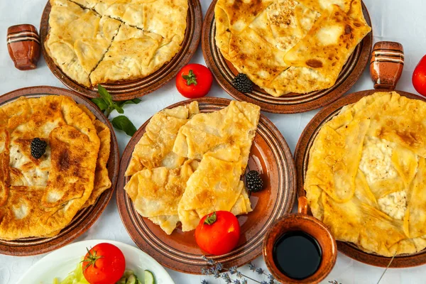 Tortas Fritas Tradicionais Romênia Com Batatas Queijo Repolho Comida Romena — Fotografia de Stock