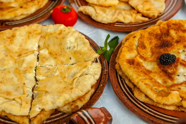 Torte Fritte Tradizionali Dalla Romania Con Patate Formaggio Cavolo Cibo — Foto Stock