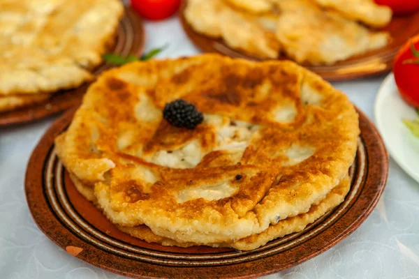 Παραδοσιακές Τηγανητές Πίτες Από Ρουμανία Πατάτες Τυρί Και Λάχανο Ρουμανικό — Φωτογραφία Αρχείου