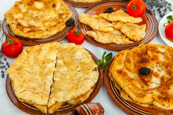 Tortas Fritas Tradicionais Romênia Com Batatas Queijo Repolho Comida Romena — Fotografia de Stock