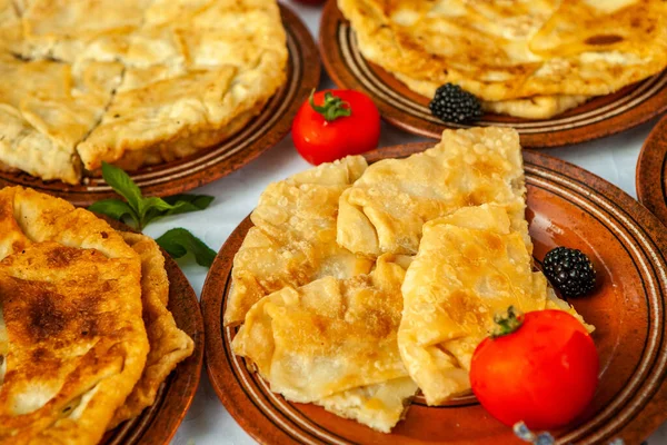 Традиційні Смажені Пироги Румунії Картоплею Сиром Капустою Румунська Кухня — стокове фото