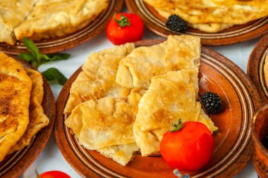 Romanya 'dan geleneksel kızarmış turta, patates, peynir ve lahana. Romanya yemekleri.