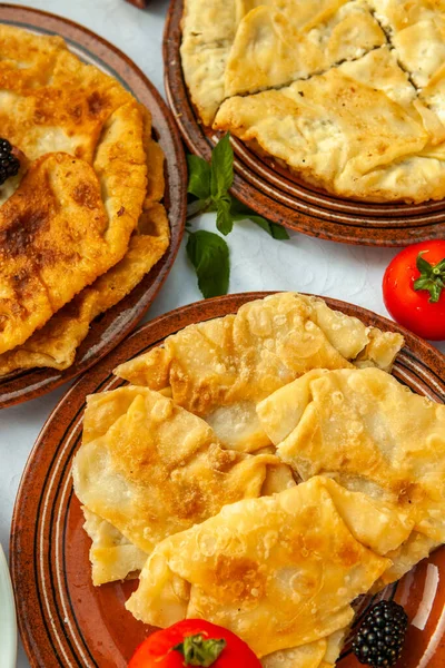 Традиційні Смажені Пироги Румунії Картоплею Сиром Капустою Румунська Кухня — стокове фото