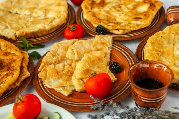 Tortas Fritas Tradicionais Romênia Com Batatas Queijo Repolho Comida Romena — Fotografia de Stock