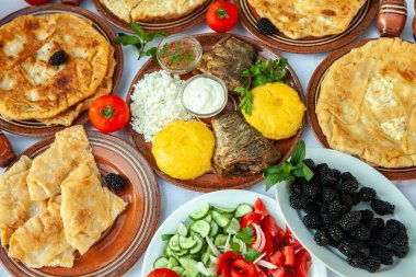 Ev yapımı Romen yemekleri ızgara balık, polenta, turta, kırmızı şaraplı sebze. Kamp tabağı.