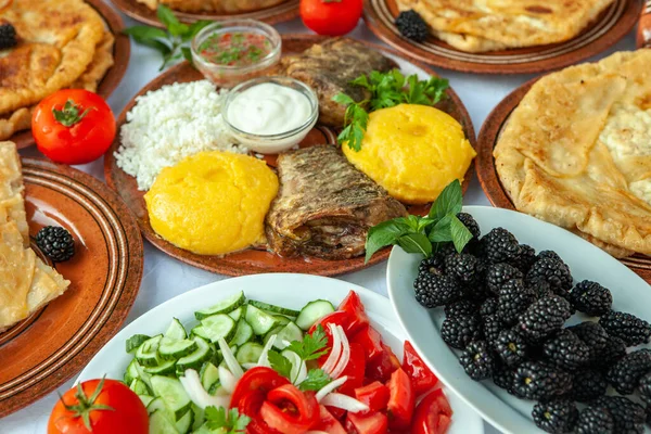 Cuisine Roumaine Maison Avec Poisson Grillé Polenta Tartes Légumes Avec — Photo
