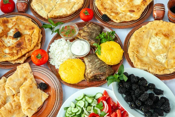 Comida Rumana Casera Con Pescado Parrilla Polenta Pasteles Verduras Con — Foto de Stock