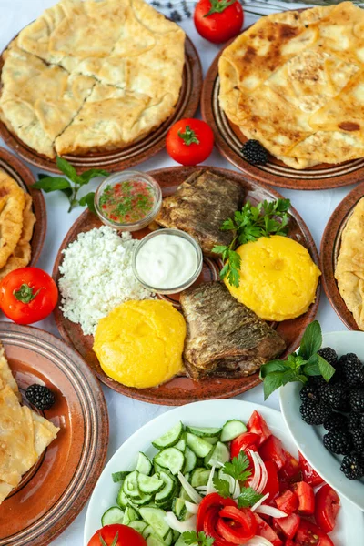 Hausgemachtes Rumänisches Essen Mit Gegrilltem Fisch Polenta Kuchen Gemüse Mit — Stockfoto