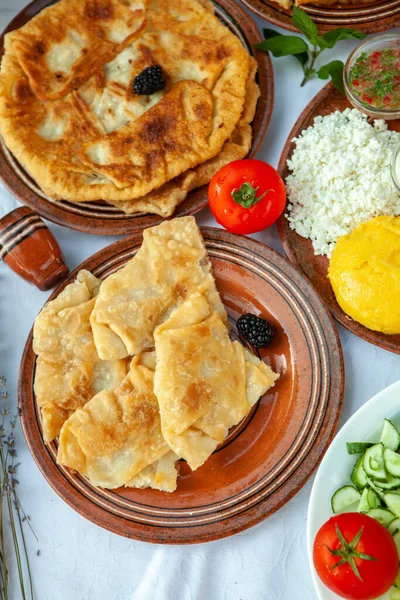 Comida Romena Caseira Com Peixe Grelhado Polenta Tortas Legumes Com — Fotografia de Stock