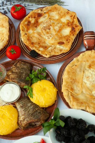 Comida Rumana Casera Con Pescado Parrilla Polenta Pasteles Verduras Con —  Fotos de Stock