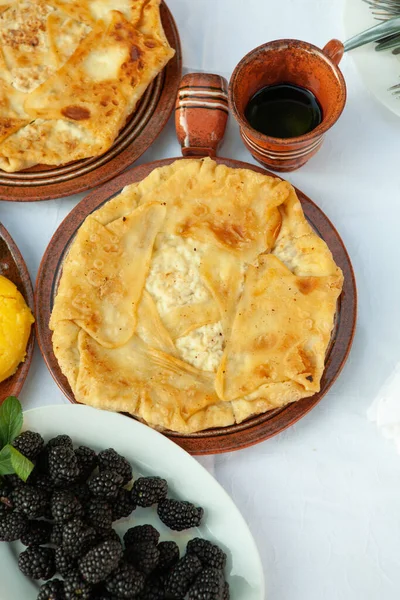 Comida Rumana Casera Con Pescado Parrilla Polenta Pasteles Verduras Con — Foto de Stock