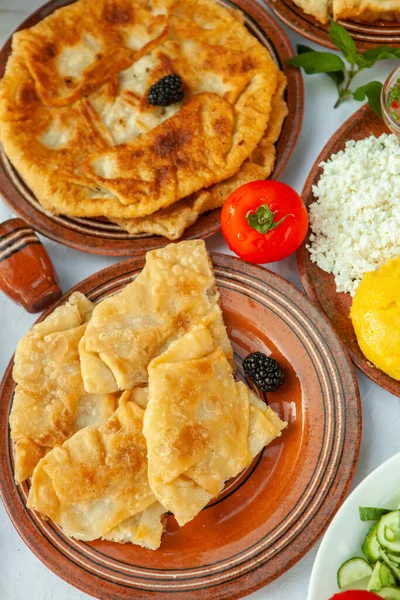 Comida Rumana Casera Con Pescado Parrilla Polenta Pasteles Verduras Con — Foto de Stock