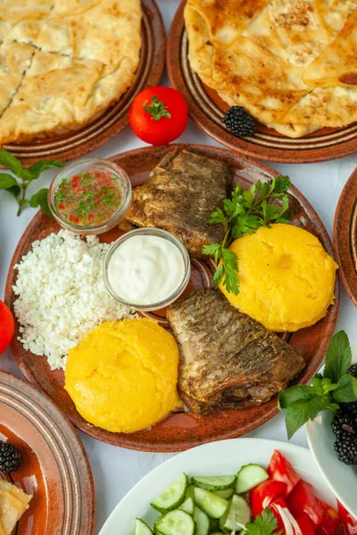 Comida Romena Caseira Com Peixe Grelhado Polenta Tortas Legumes Com — Fotografia de Stock