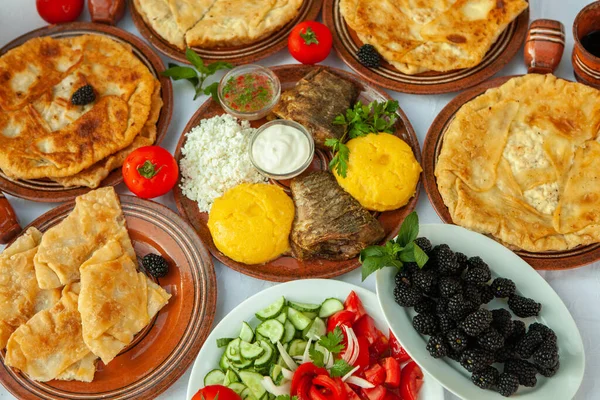 Comida Rumana Casera Con Pescado Parrilla Polenta Pasteles Verduras Con — Foto de Stock