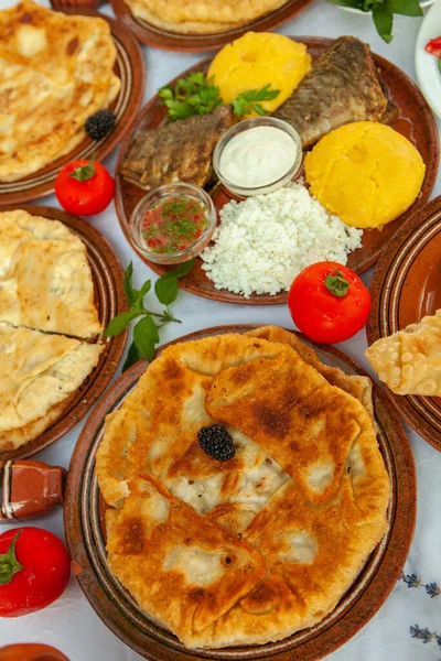 Comida Romena Caseira Com Peixe Grelhado Polenta Tortas Legumes Com — Fotografia de Stock