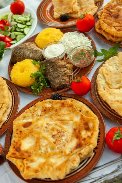 Hausgemachtes Rumänisches Essen Mit Gegrilltem Fisch Polenta Kuchen Gemüse Mit — Stockfoto