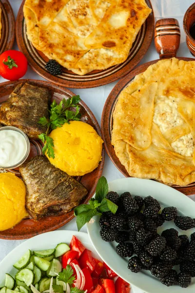 Comida Romena Caseira Com Peixe Grelhado Polenta Tortas Legumes Com — Fotografia de Stock