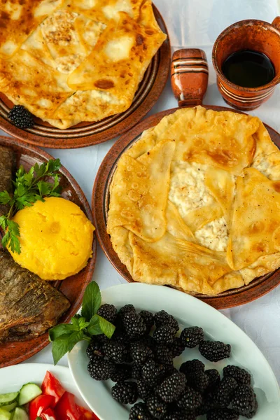 Румунська Кухня Смаженою Рибою Поліентою Пирогами Овочами Червоним Вином Плакат — стокове фото