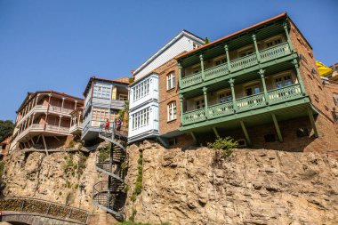 Renkli caddeleri ve cepheleri olan eski Tiflis kasabası. Gürcistan 'ın güzel ülkesi.
