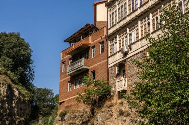 Renkli caddeleri ve cepheleri olan eski Tiflis kasabası. Gürcistan 'ın güzel ülkesi.