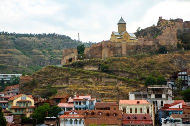 Renkli caddeleri ve cepheleri olan eski Tiflis kasabası. Gürcistan 'ın güzel ülkesi.