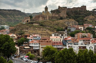 Renkli caddeleri ve cepheleri olan eski Tiflis kasabası. Gürcistan 'ın güzel ülkesi.
