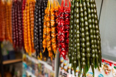 Renkli caddeleri ve cepheleri olan eski Tiflis kasabası. Gürcistan 'ın güzel ülkesi.