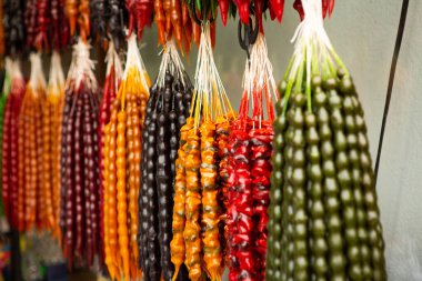 Renkli caddeleri ve cepheleri olan eski Tiflis kasabası. Gürcistan 'ın güzel ülkesi.