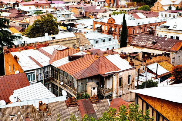 Renkli caddeleri ve cepheleri olan eski Tiflis kasabası. Gürcistan 'ın güzel ülkesi.