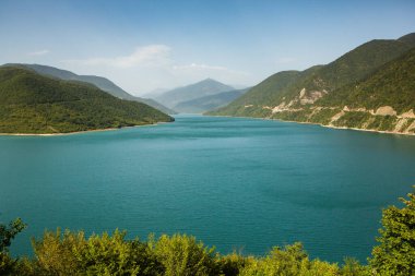 Gürcistan 'daki Kafkasya Dağları' ndan güzel bir manzara fotoğrafı..