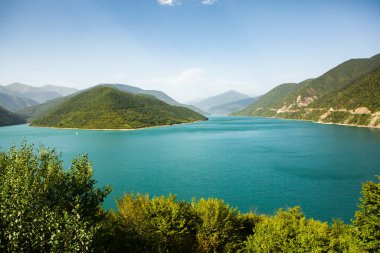 Gürcistan 'daki Kafkasya Dağları' ndan güzel bir manzara fotoğrafı..
