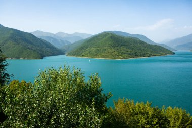 Gürcistan 'daki Kafkasya Dağları' ndan güzel bir manzara fotoğrafı..