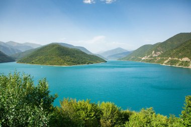 Gürcistan 'daki Kafkasya Dağları' ndan güzel bir manzara fotoğrafı..