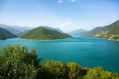 Gürcistan 'daki Kafkasya Dağları' ndan güzel bir manzara fotoğrafı..