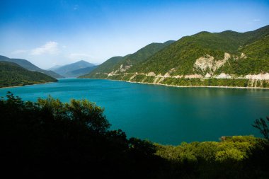 Gürcistan 'daki Kafkasya Dağları' ndan güzel bir manzara fotoğrafı..