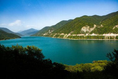 Gürcistan 'daki Kafkasya Dağları' ndan güzel bir manzara fotoğrafı..