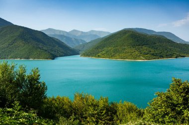 Gürcistan 'daki Kafkasya Dağları' ndan güzel bir manzara fotoğrafı..