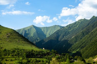 Gürcistan 'daki Kafkasya Dağları' ndan güzel bir manzara fotoğrafı..
