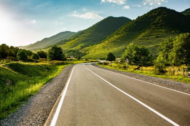 Gürcistan 'daki Kafkasya Dağları' ndan güzel bir manzara fotoğrafı..